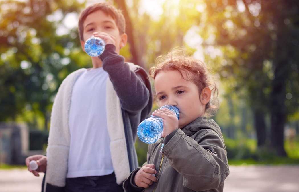 hijo no le gusta tomar agua